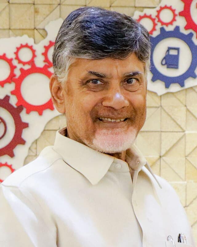 N. Chandrababu Naidu టిడ్కో గృహ సముదాయాన్ని ప్రారంభిస్తున్న దృశ్యం